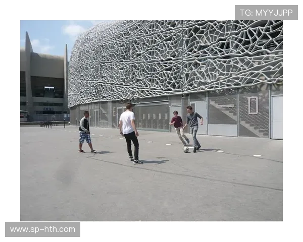 让-布安球场完成翻新，采用第三代混合草皮